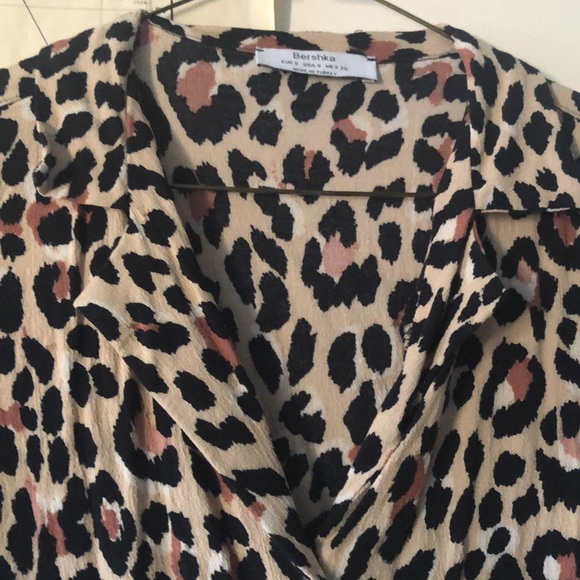 Cute leopard print button down tee - Picture 3 of 5